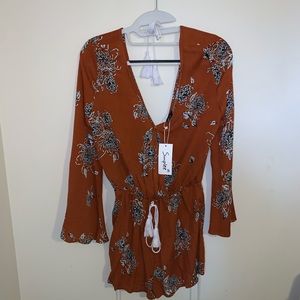 Adorable romper never worn 😍